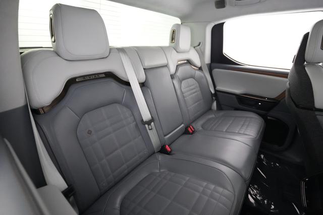 2025 Rivian R1T — photo 4 of 22