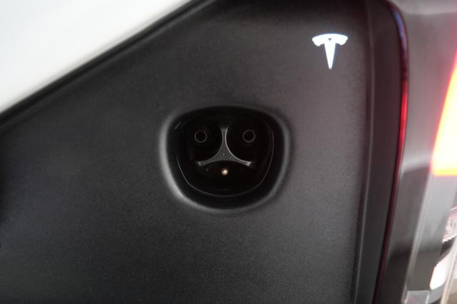 2023 Tesla Model X — photo 8 of 25