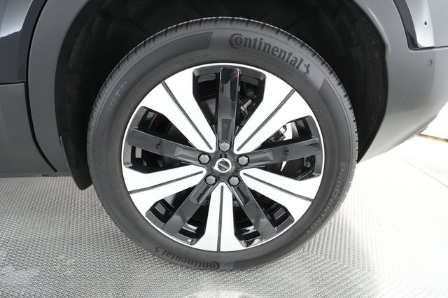2023 Volvo XC40 Recharge — photo 14 of 31