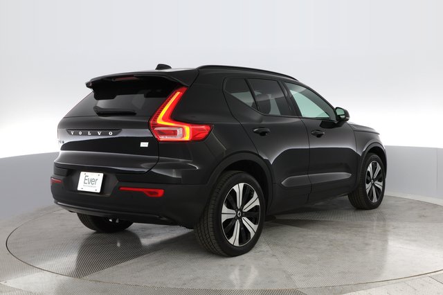 2023 Volvo XC40 Recharge — photo 9 of 31