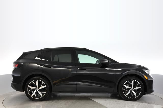 2023 Volkswagen ID.4 — photo 10 of 18