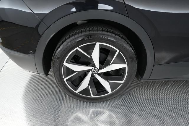 2023 Volkswagen ID.4 — photo 7 of 18