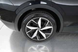 2023 Volkswagen ID.4 — photo 7 of 18