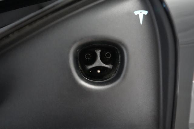 2022 Tesla Model S — photo 8 of 21