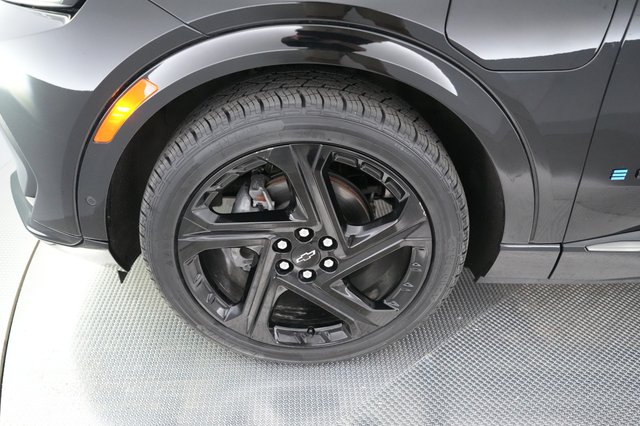 2024 Chevrolet Equinox EV — photo 14 of 19
