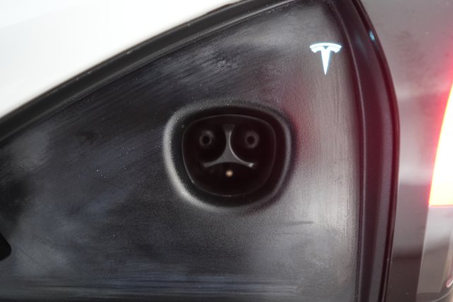 2022 Tesla Model S — photo 8 of 25