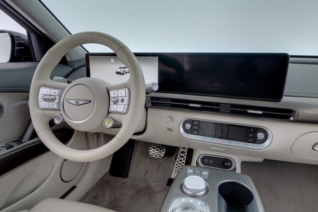 2023 Genesis GV60 — photo 18 of 22