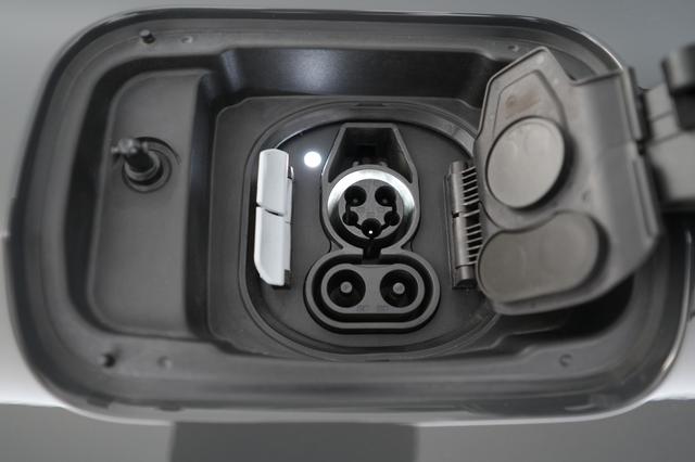 2023 BMW i4 — photo 8 of 22