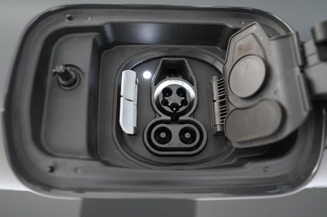 2023 BMW i4 — photo 8 of 22