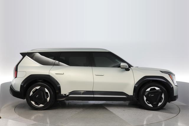 2024 Kia EV9 — photo 10 of 24