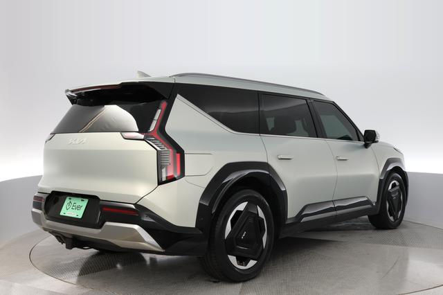 2024 Kia EV9 — photo 2 of 24