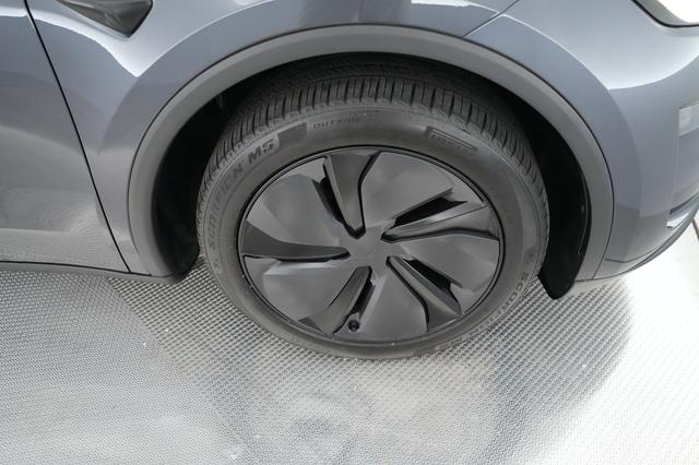 2026 Tesla Model Y — photo 7 of 22