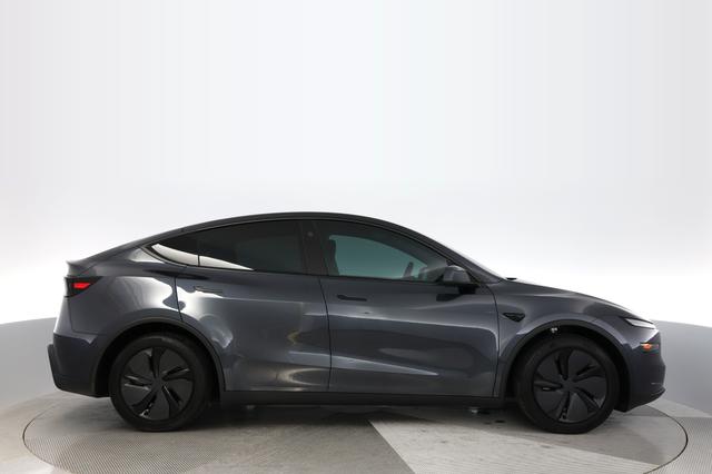 2026 Tesla Model Y — photo 10 of 22