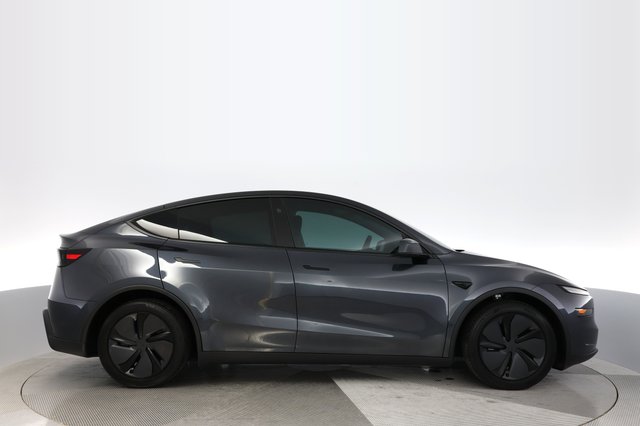 2026 Tesla Model Y — photo 10 of 22