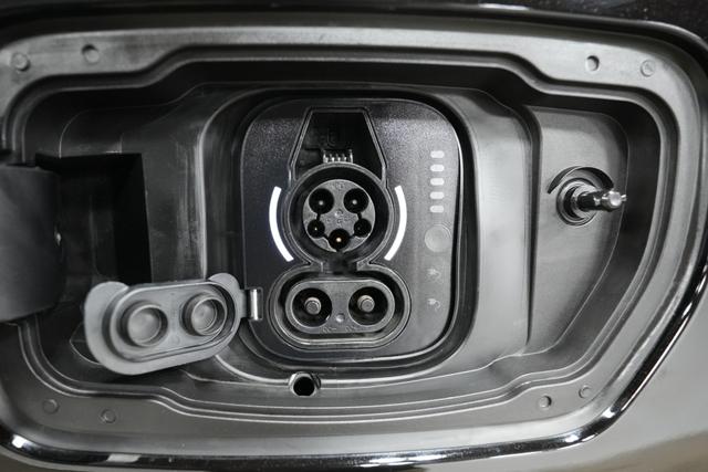 2025 Jeep Wagoneer S — photo 8 of 26