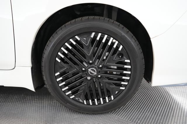 2025 Nissan LEAF — photo 7 of 22