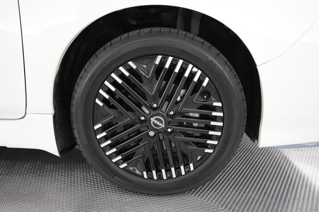 2025 Nissan LEAF — photo 7 of 22