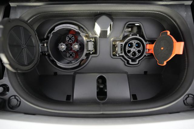 2025 Nissan LEAF — photo 8 of 22