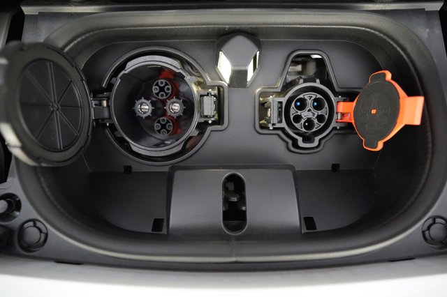 2025 Nissan LEAF — photo 8 of 22