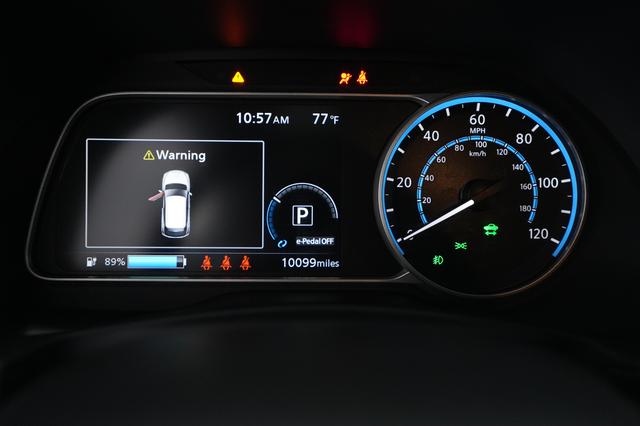 2025 Nissan LEAF — photo 5 of 22