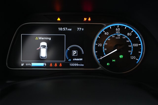 2025 Nissan LEAF — photo 5 of 22