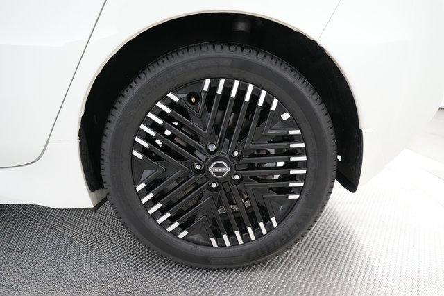 2025 Nissan LEAF — photo 17 of 22