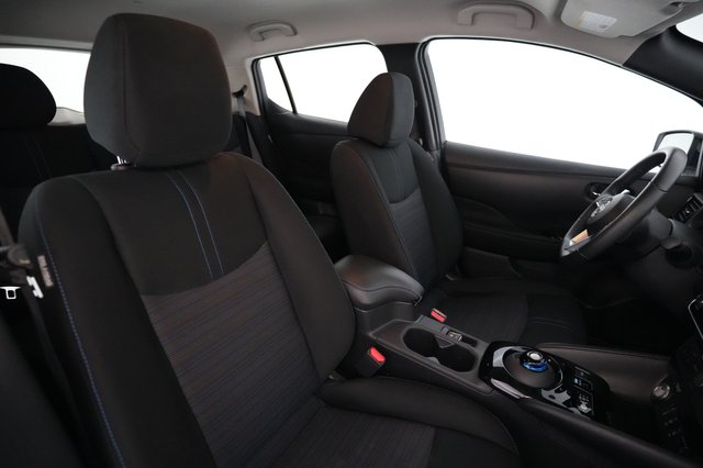 2025 Nissan LEAF — photo 18 of 22