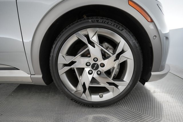 2023 Genesis GV60 — photo 16 of 26