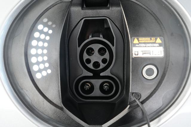 2023 Genesis GV60 — photo 8 of 26