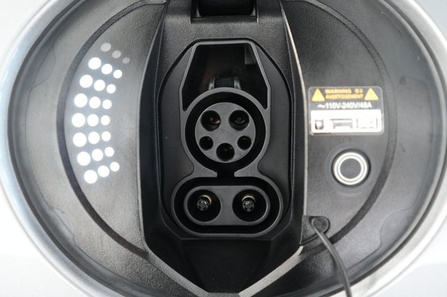 2023 Genesis GV60 — photo 8 of 26