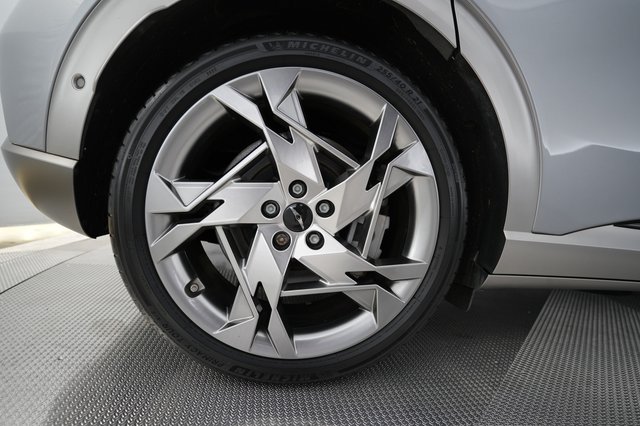 2023 Genesis GV60 — photo 17 of 26