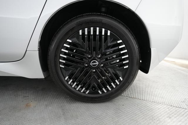 2024 Nissan LEAF — photo 7 of 25