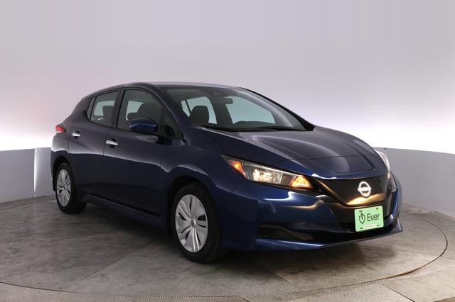 2025 Nissan LEAF — photo 10 of 25