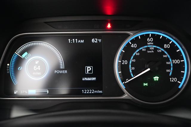 2025 Nissan LEAF — photo 5 of 25
