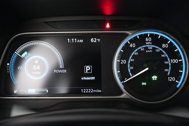2025 Nissan LEAF — photo 5 of 25