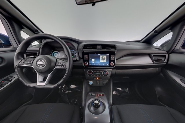 2025 Nissan LEAF — photo 21 of 25