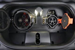 2025 Nissan LEAF — photo 8 of 25