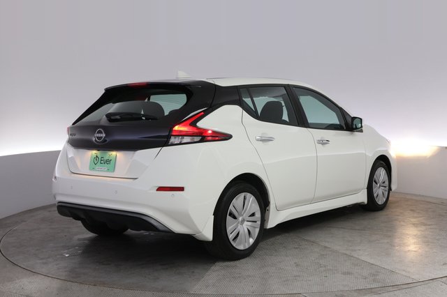 2025 Nissan LEAF — photo 2 of 23