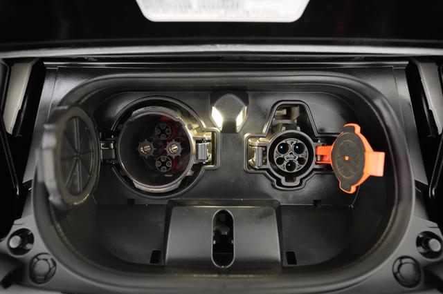 2025 Nissan LEAF — photo 8 of 23