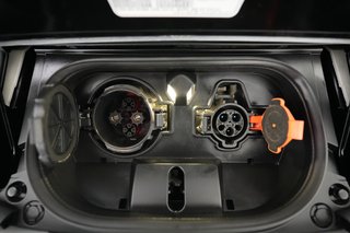 2025 Nissan LEAF — photo 8 of 23