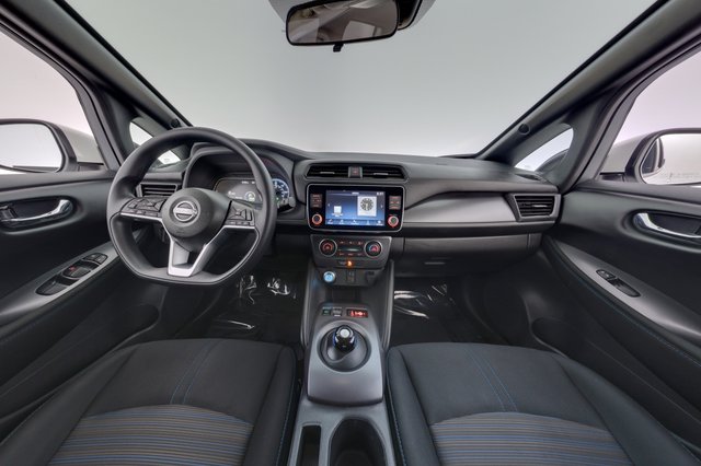2025 Nissan LEAF — photo 21 of 23