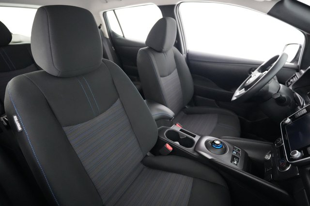 2025 Nissan LEAF — photo 18 of 24