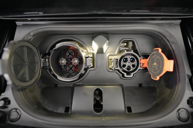 2025 Nissan LEAF — photo 8 of 24