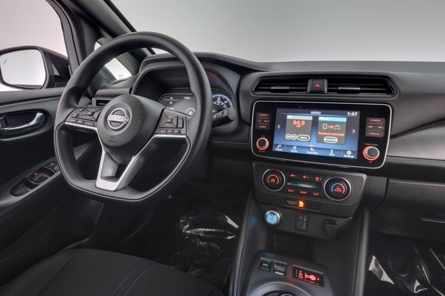 2025 Nissan LEAF — photo 20 of 23