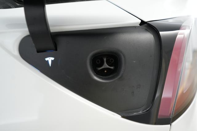 2022 Tesla Model 3 — photo 8 of 21