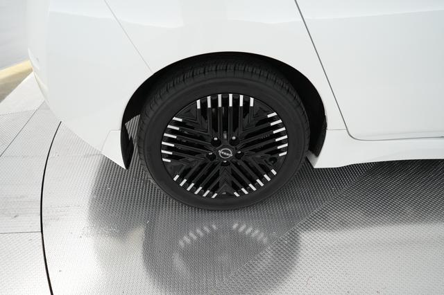 2024 Nissan LEAF — photo 7 of 19