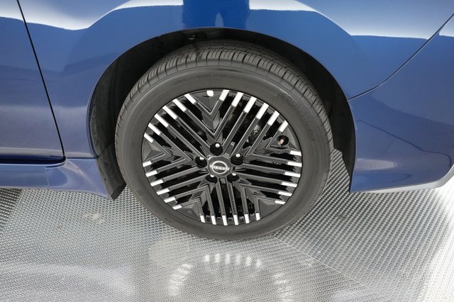 2024 Nissan LEAF — photo 13 of 21