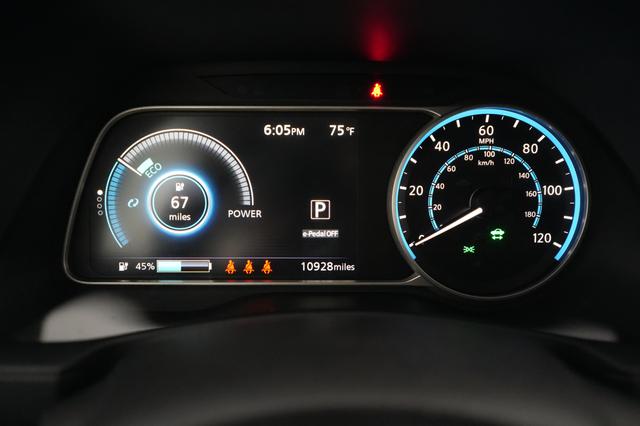 2025 Nissan LEAF — photo 5 of 18
