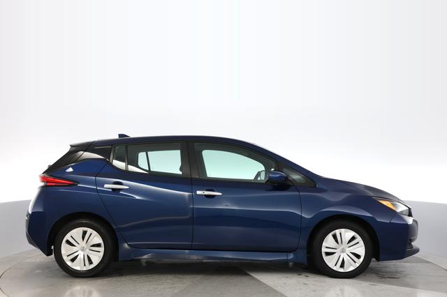 2025 Nissan LEAF — photo 10 of 18