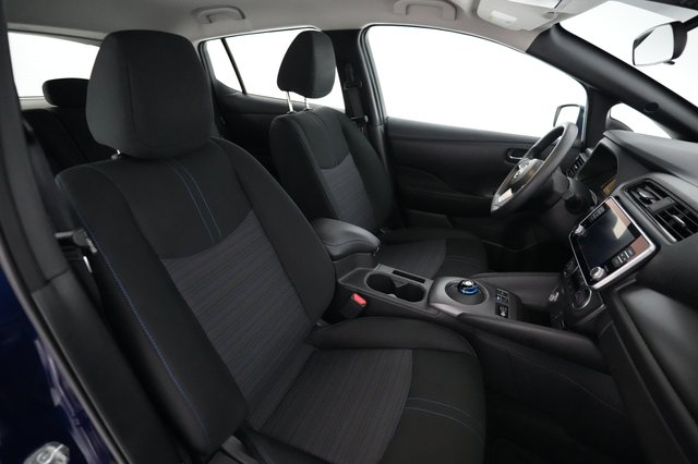 2025 Nissan LEAF — photo 16 of 18